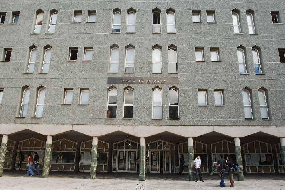 Fachada del edificio del campus de Guajara que alberga varias facultades de Humanidades.