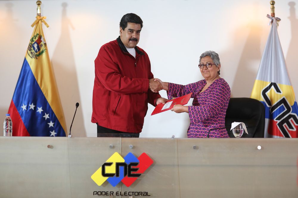 Nicolás Maduro junto a la presidenta del Consejo Nacional Elctoral (CNE), Tibisay Lucena.