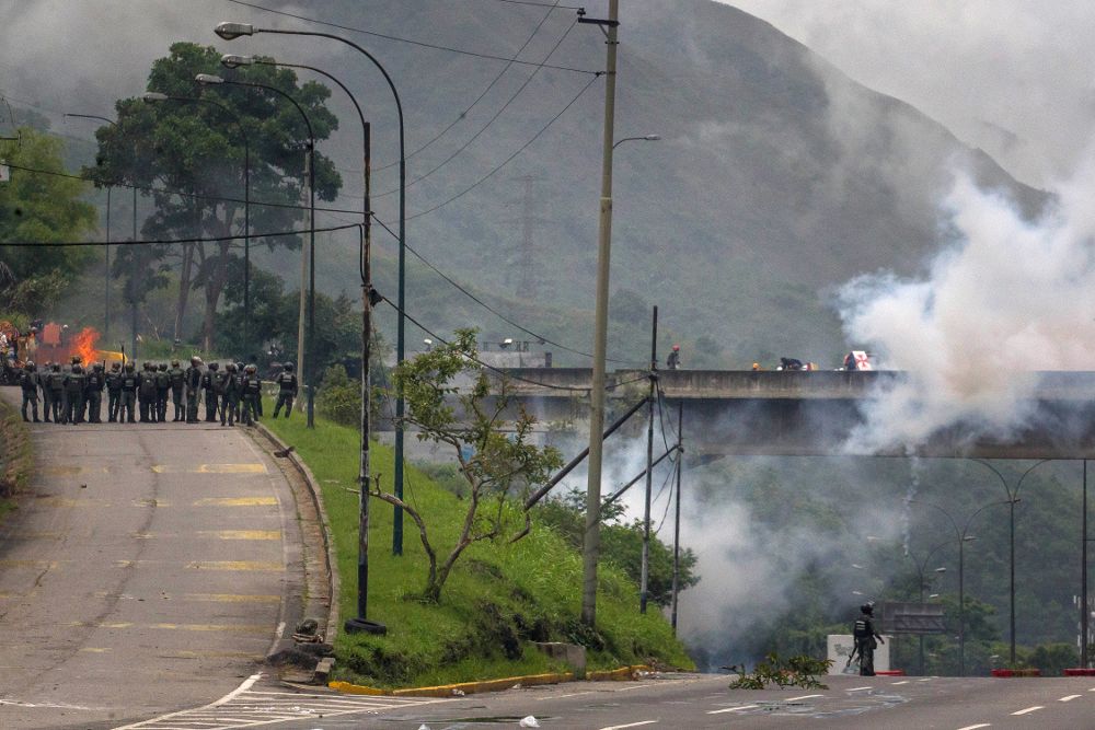 Miembros de la Guardia Nacional Bolivariana dispersan a un grupo de manifestantes durante una protesta en Caracas.