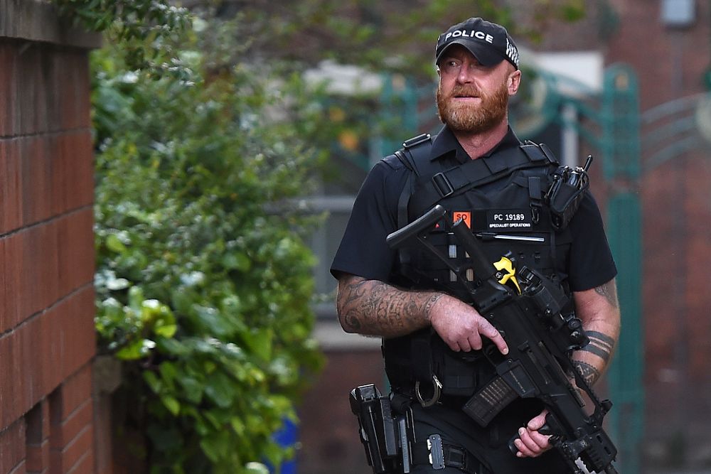 Un policía patrulla en Manchester. El Reino Unido se encuentra en alerta tras un ataque terrorista que causó la muerte de 22 personas.