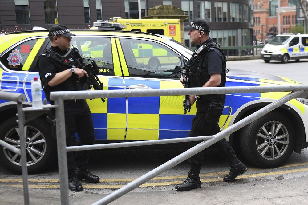 Policías británicos montan guardia en las calles de Manchester hoy, 24 de mayo.