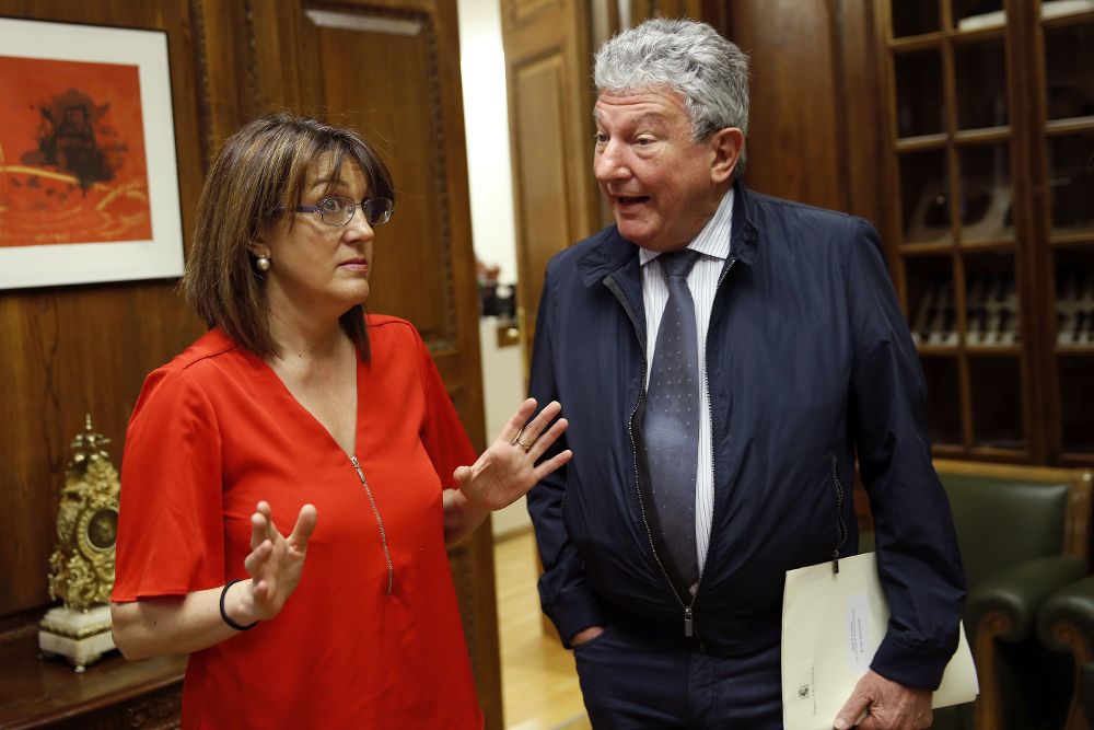 La diputada socialista Soraya Rodríguez (iz),y el diputado de Nueva Canaria Pedro Quevedo, salen de la reunión de la Mesa de la Comisión de investigación sobre la presunta financiación irregular del PP.