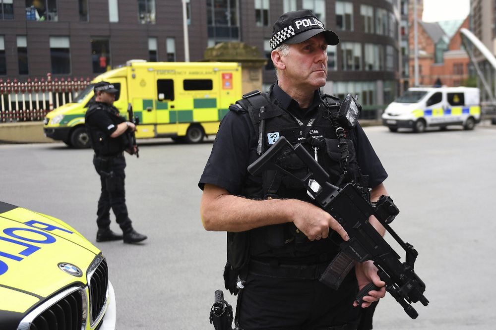 Un policía británico monta guardia en las calles de Manchester (Reino Unido) hoy, 24 de mayo.