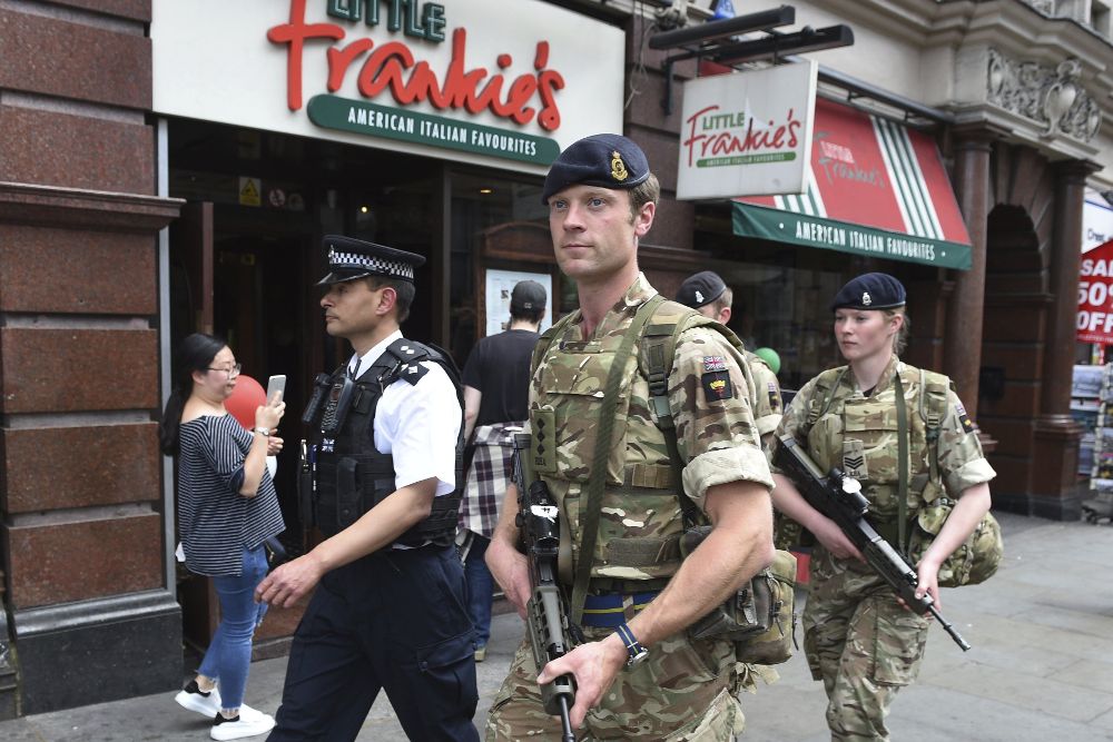 Un grupo de soldados británicos y un policía patrullan por las calles de Londres hoy 24 de mayo.
