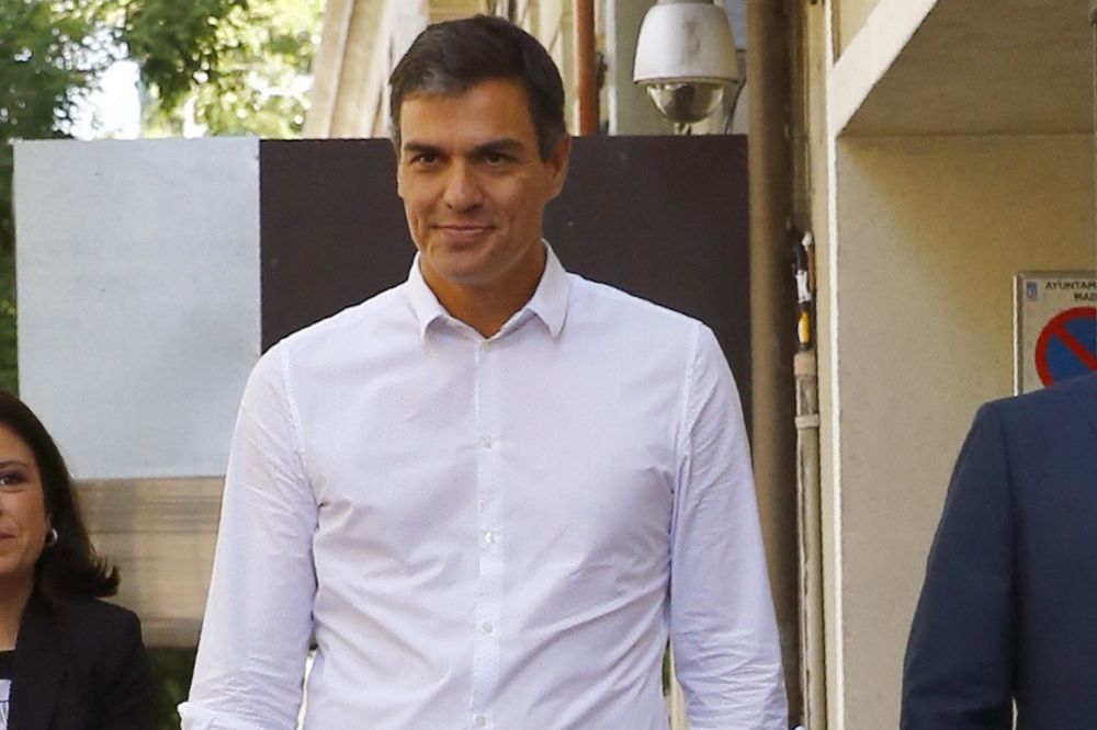 Pedro Sánchez, reelegido en primarias como secretario general del PSOE, a su llegada esta mañana a la sede del partido donde se reúne hoy con los trabajadores de la sede federal.