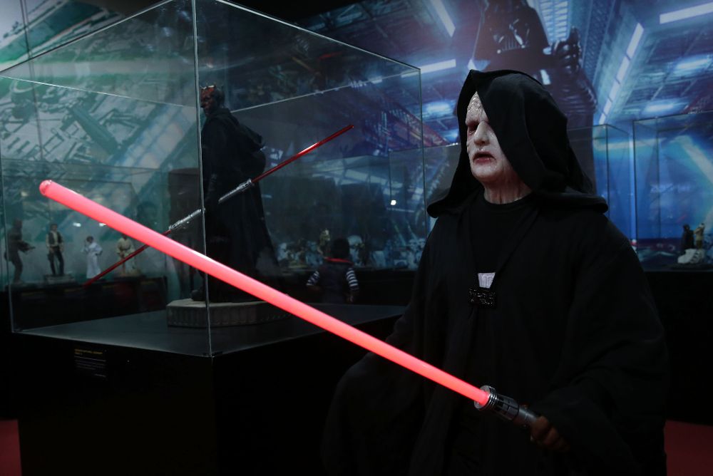 Un actor vestido como un personaje de Star Wars realiza una performance durante la inauguración de una exposición, alusiva a la famosa saga cinematográfica.