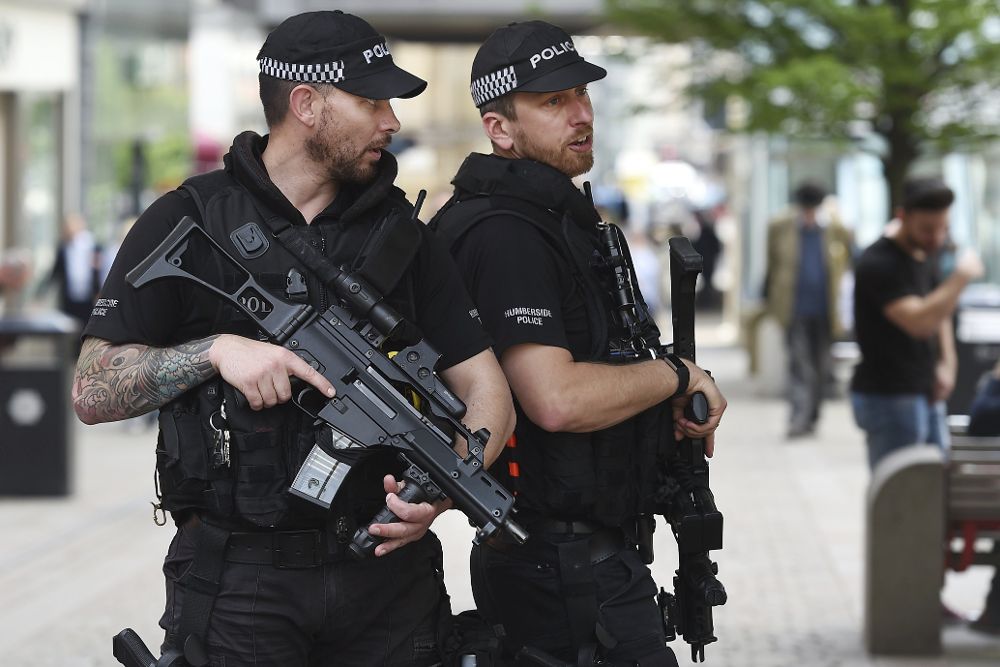 Agentes de policía británicos permanecen en guardia en el centro de Manchester.