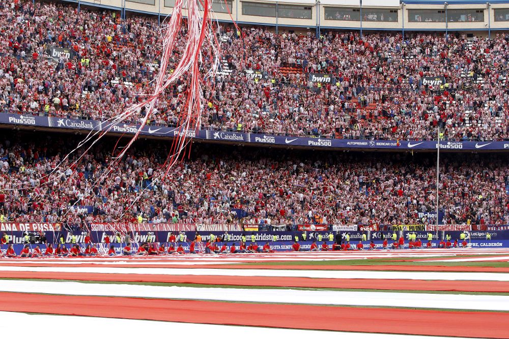 Homenaje a los equipos campeones del Atlético de Madrid en 51 años del estadio Vicente Calderón, representados por exjugadores que portaron los trofeos al césped.
