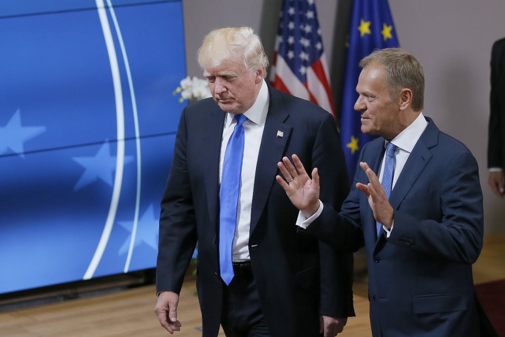 El presidente del Consejo Europeo, Donald Tusk (d), y el de EEUU, Donald Trump, tras su reunión en Bruselas, hoy.