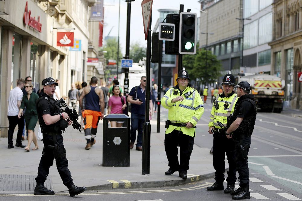 Policías armados patrullan cerca del Manchester Arena, en Manchester (Reino Unido) hoy, 25 de mayo.