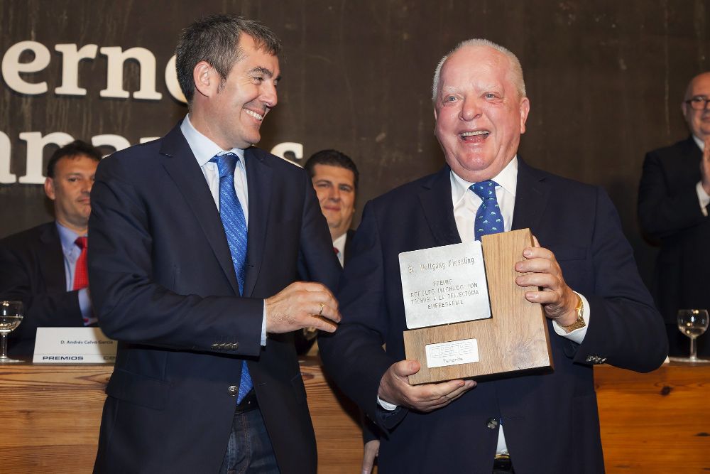 El presidente del Gobierno de Canarias, Fernando Clavijo (i), entrega al empresario Wolfgang Kiessling, el premio Rodolfo Machado Von Tschusi a la trayectoria empresarial concedido por la CEOE de Tenerife.