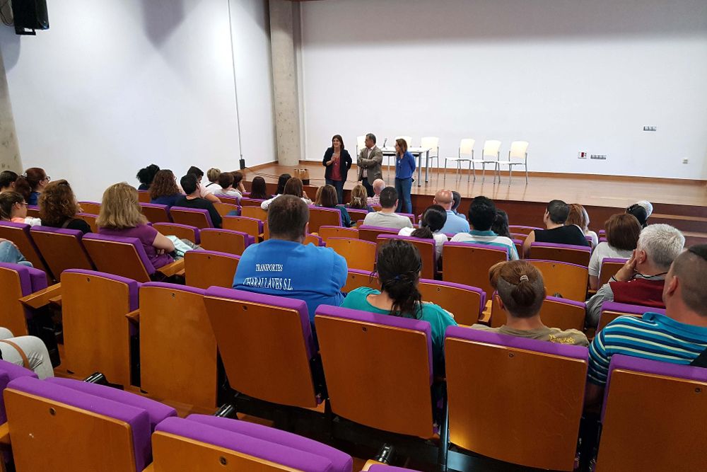 Reunión celebrada ayer en el Centrop Ciudadano Pérez Soto, en El Cardonal.
