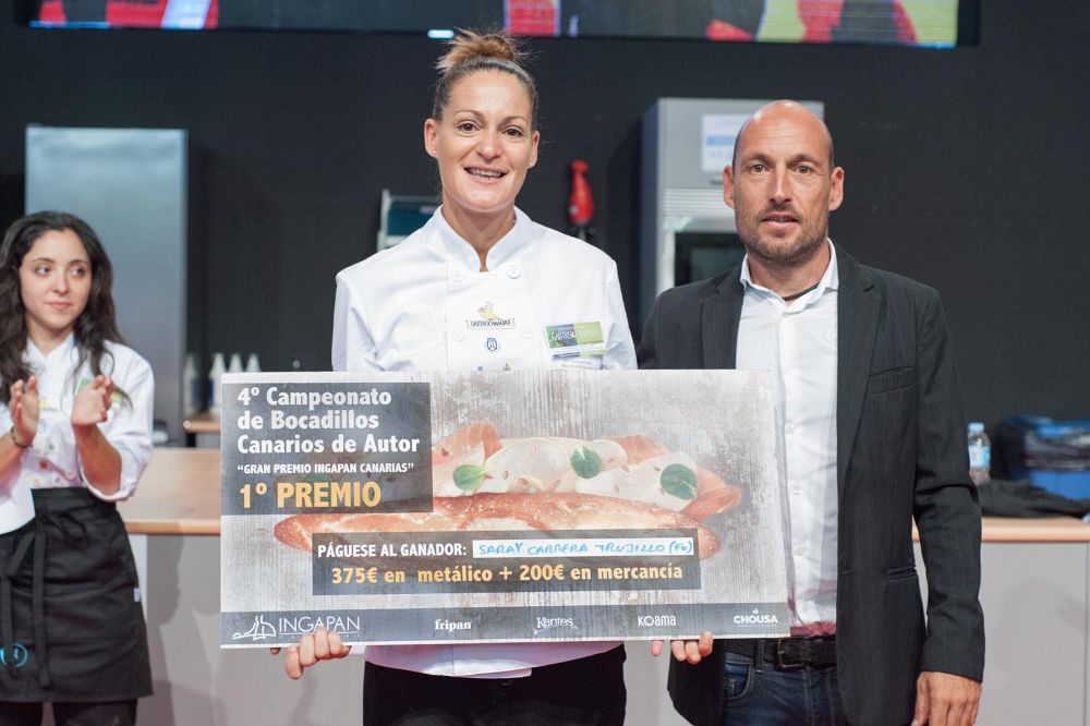 La majorrera muestra el cartel que premia su creación gastronómica.