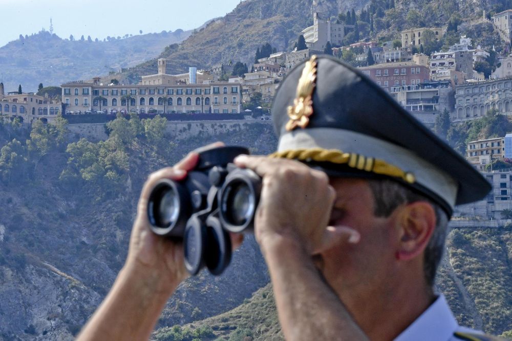 Un oficial de la Guardia de Finanzas italiana de servicio durante un reconocimiento de cara a la celebración de la cumbre del G7 prevista para el 26 y 27 de mayo, en Giardini Naxos cerca de la ciudad siciliana de Taormina, en el sur de Italia.