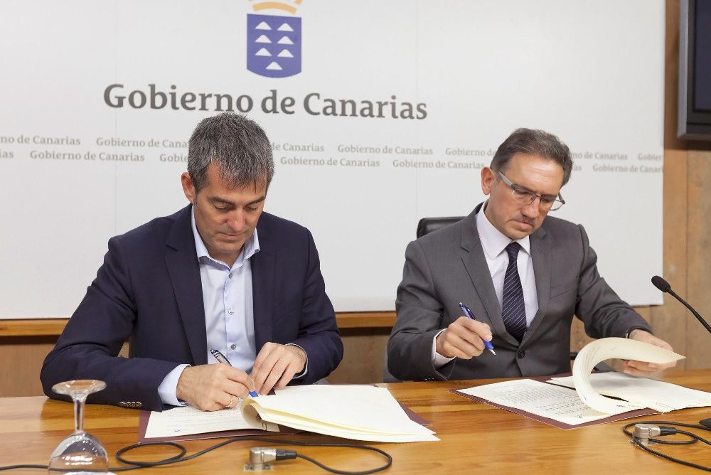 El presidente del Gobierno canario, Fernando Clavijo, y el de la Fundación la Caixa, Jaume Giró, firman el acuerdo de colaboración.