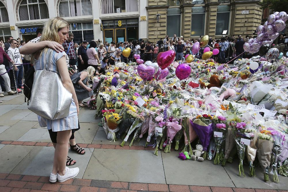 Una pareja muestra sus respetos en memoria de las víctimas del ataque perpetrado en el Manchester Arena en la Paza de Santa Ana, en Manchester.