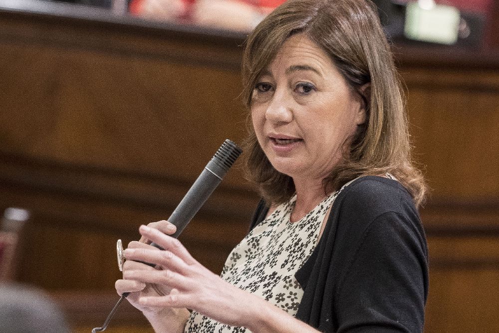 La presidenta de Baleares, Francina Armengol, durante una intervención en el Parlamento balear.