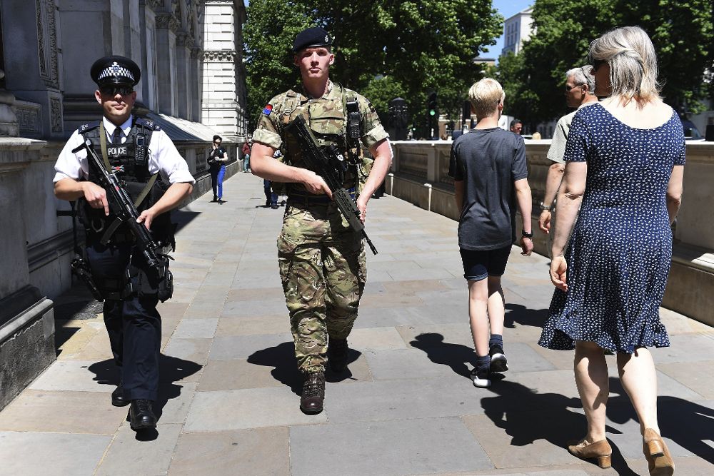 Policías y soldados patrullan por el centro Londres, Reino Unido.