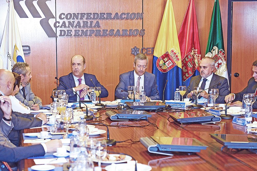 La Ejecutiva de la Confederación de Empresarios de la provincia de Las Palmas, reunida con el consejero de Economía (i).
