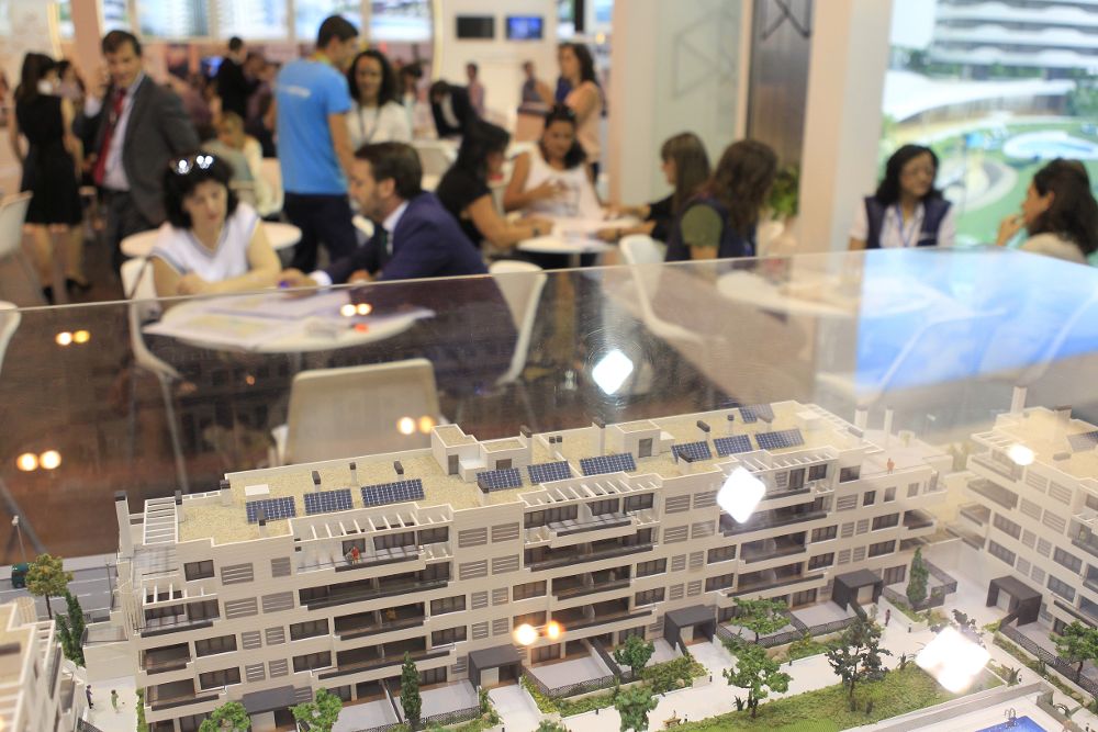 Vista de la maqueta de una promoción de viviendas en el Salón Inmobiliario Internacional de Madrid (SIMA) que se celebra en los recintos feriales de IFEA.