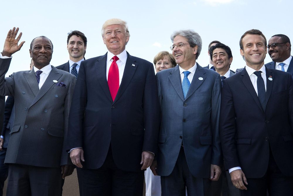 Foto de familia de la cumbre del G-7 con líderes africanos invitados. En primera fila, Donald Trump, flanqueado por el primer ministro italiano (a su izquierda) y el presidente de Guinea.