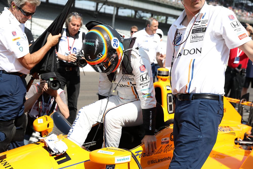 Fernando Alonso se acomoda en su coche para la última sesión de entrenamientos de las 500 Millas de Indianápolis, ayer, viernes.