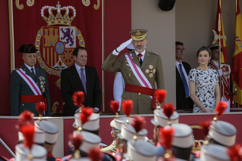 El Rey, acompañado por la Reina Letizia, ha presidido hoy en Guadalajara el acto central del Día de las Fuerzas Armadas, que ha contado con un desfile y homenaje a los fallecidos en acto de servicio.