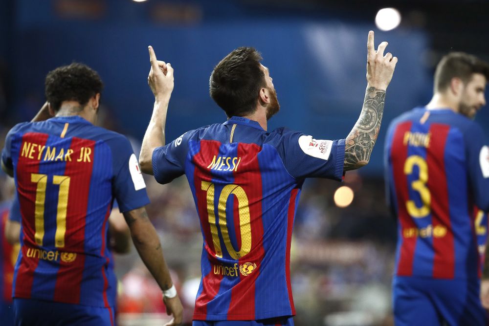 El delantero argentino del FC Barcelona Leo Messi (c) celebra su gol, primero del equipo ante el Deportivo Alavés, durante la final de la Copa del Rey que se disputa esta noche en el estadio Vicente Calderón, en Madrid.