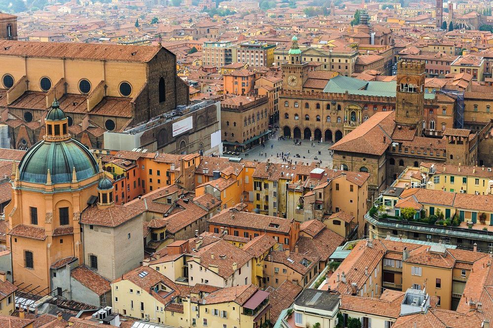 La histórica ciudad italiana de Bolonia.