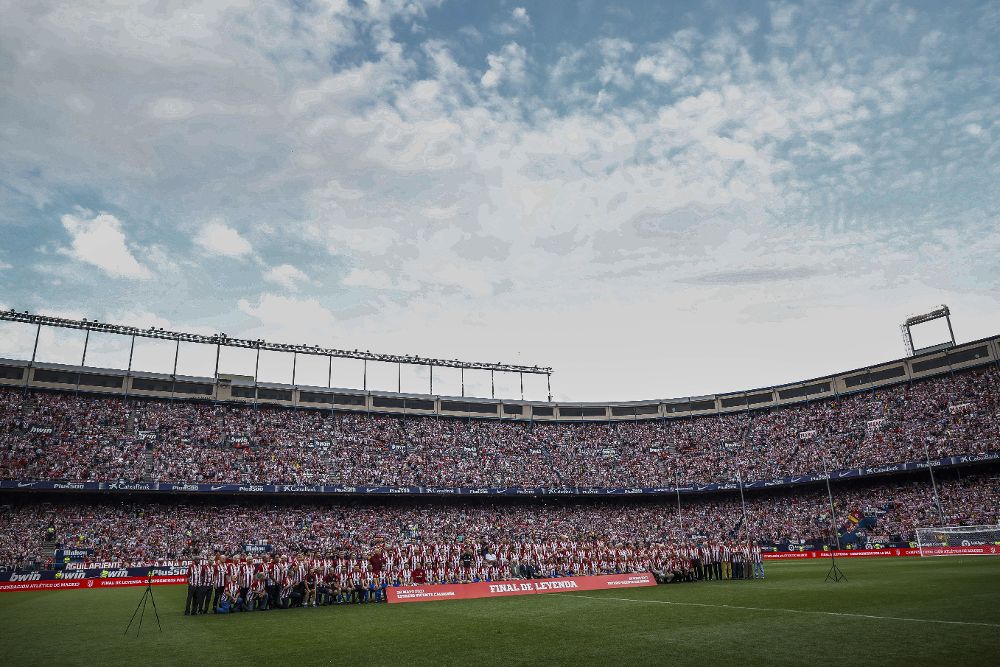 Cuerpo técnico y jugadores atléticos posan durante el partido de despedida del estadio Vicente Calderón "Final de Leyenda".
