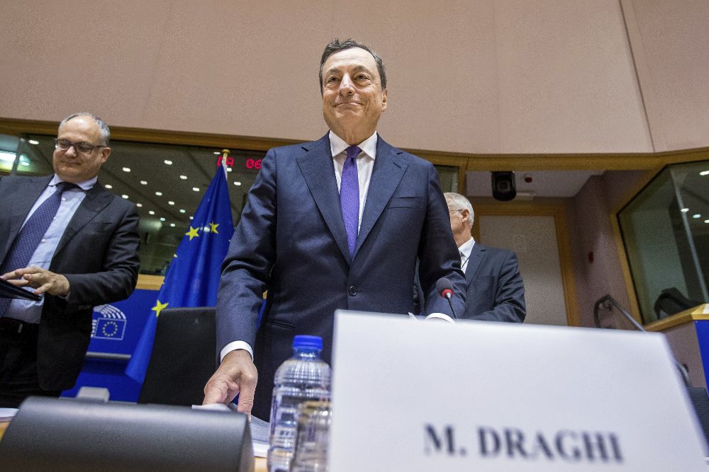 El presidente del Banco Central Europeo, Mario Draghi, asiste a la Comisión de Asuntos Económicos del Parlamento Europeo, en Bruselas.