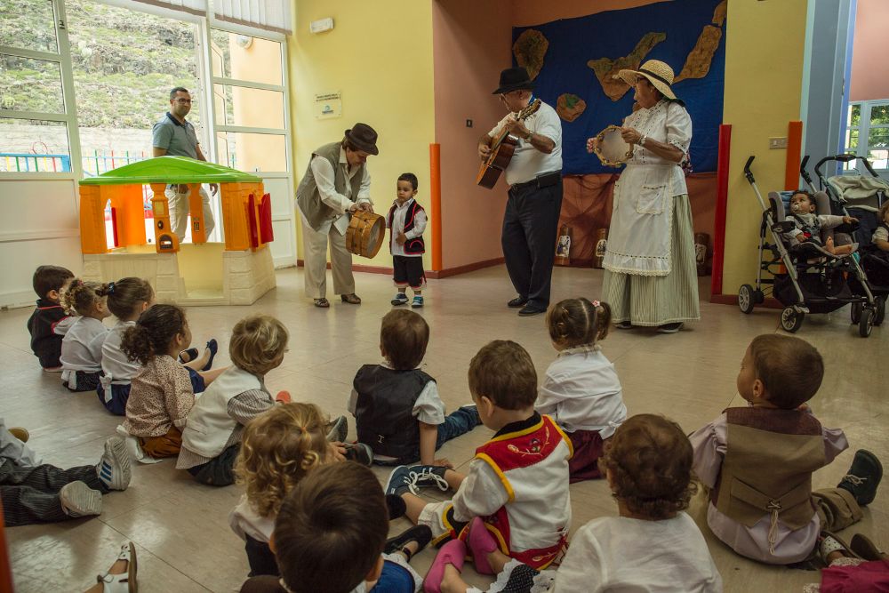 Colegios y centros infantiles han celebrado hoy, lunes, el Día de Canarias con actividades relacionadas con la cultura de la tierra.