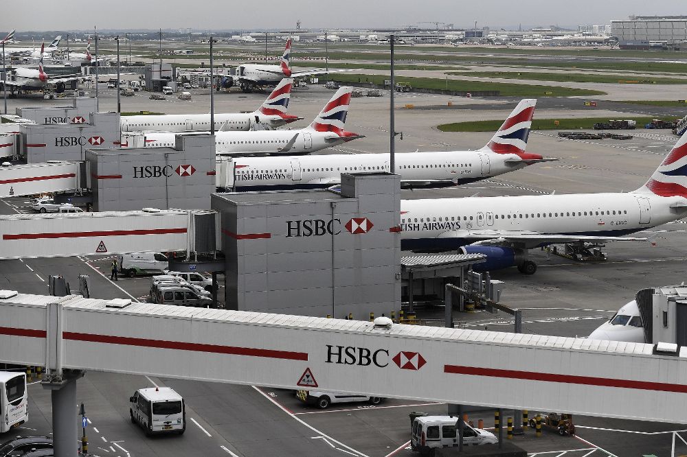 Varios aviones de la compañía británica British Airways permanecen estacionados en el aeropuerto de Heathrow.