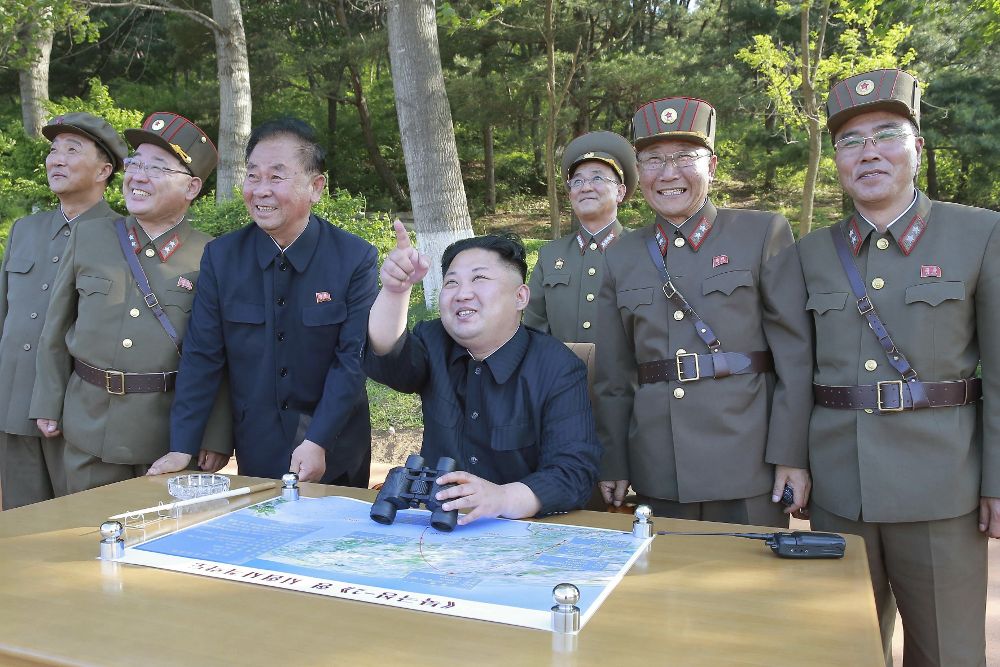 El líder norcoreano, Kim Jong-un (c).