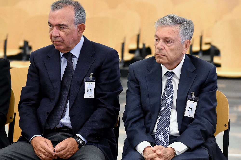 El expresidente de la Caja de Ahorros del Mediterráneo (CAM) Modesto Crespo (d), y el ex director general, Roberto López Abad.