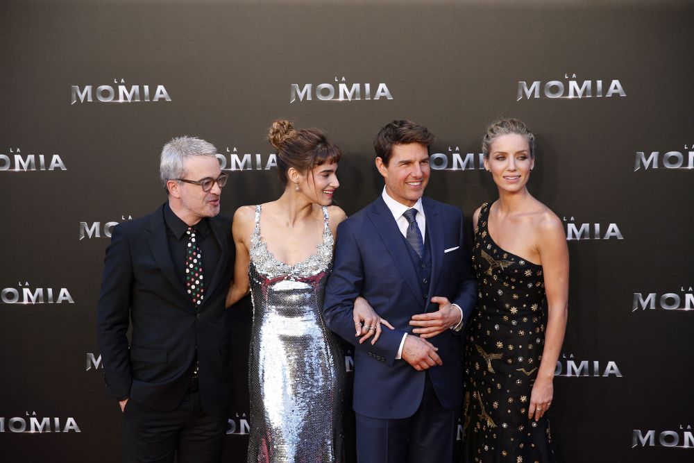El director estadounidense Alex Kurtzman (i) junto a los actores Sofía Boutella(2i), Tom Cruise y Annabelle Wallis.