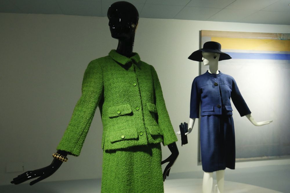 Vista de la exposición "Collecting Elegance. Rachel L. Mellon's Legacy", que reúne en el Museo Balenciaga de Getaria parte de la colección de vestidos de una de las mejores clientas del modisto español.
