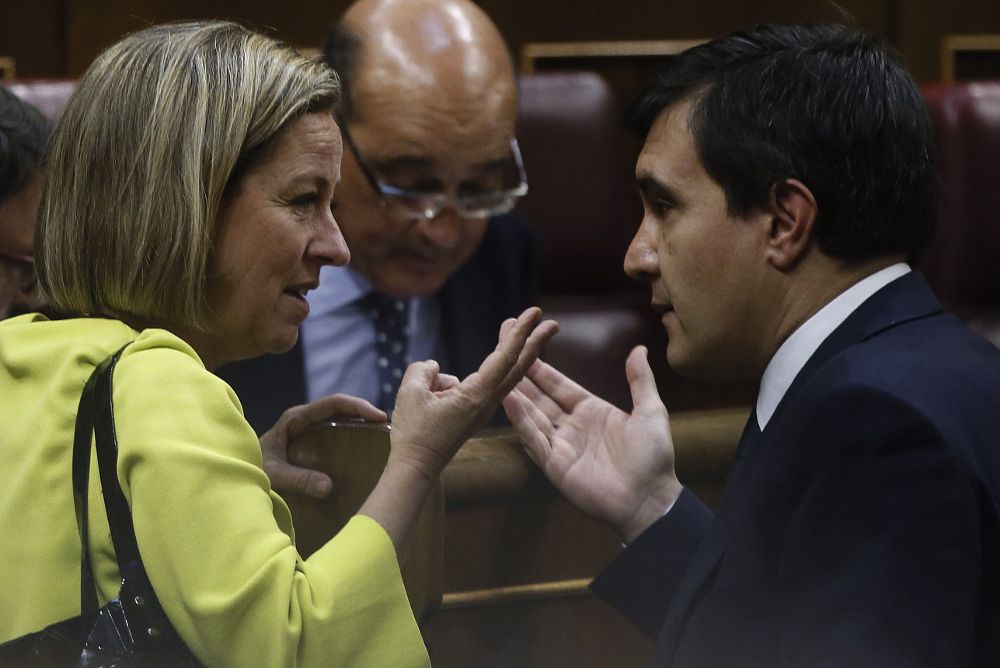 Ana Oramas conversa con el diputado del PP José Luís Ayllón (d) durante un pleno.