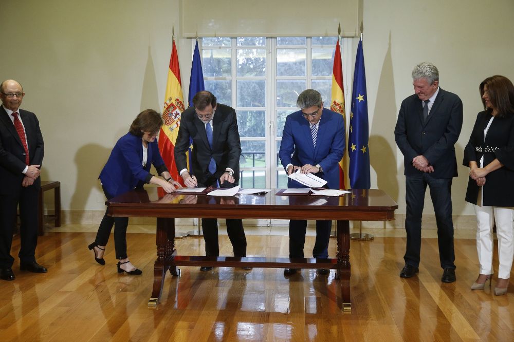 Mariano Rajoy y Román Rodríguez firman del acuerdo por el que la formación nacionalista canaria garantiza su apoyo a los Presupuestos Generales del Estado de 2017 esta tarde en el Palacio de La Moncloa de Madrid.