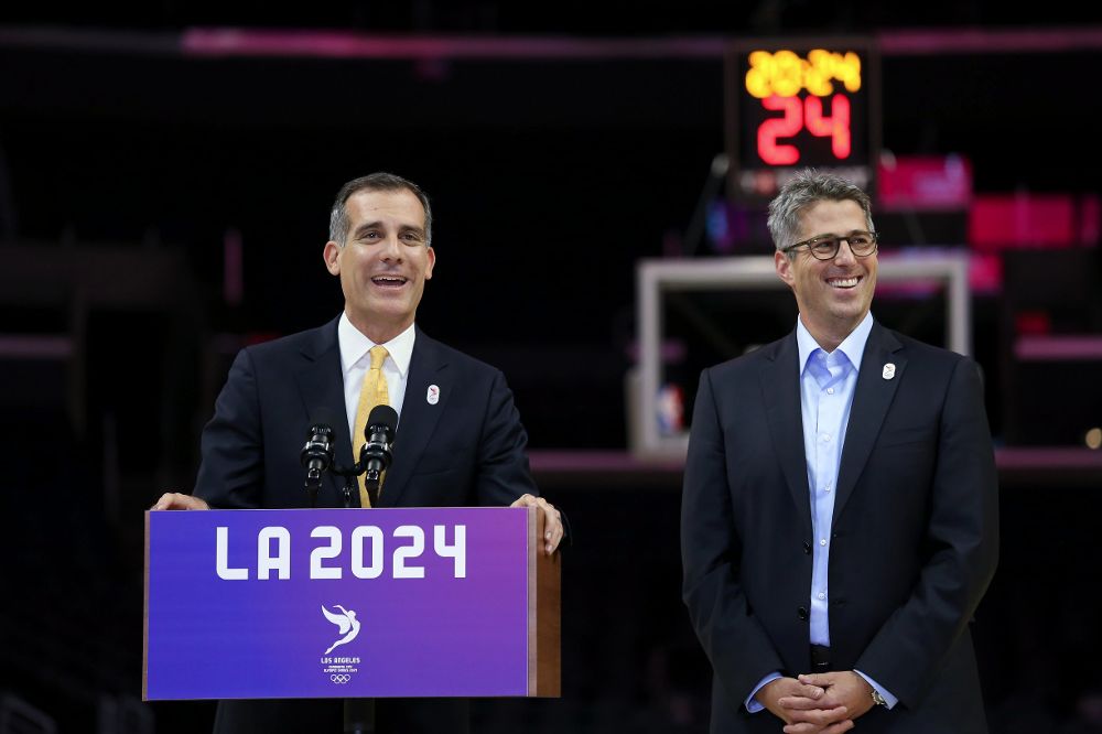 El alcalde de Los Ángeles Eric Garcetti (i) y el presidente de la candidatura de Los Ángeles 2024 Casey Wasserman.