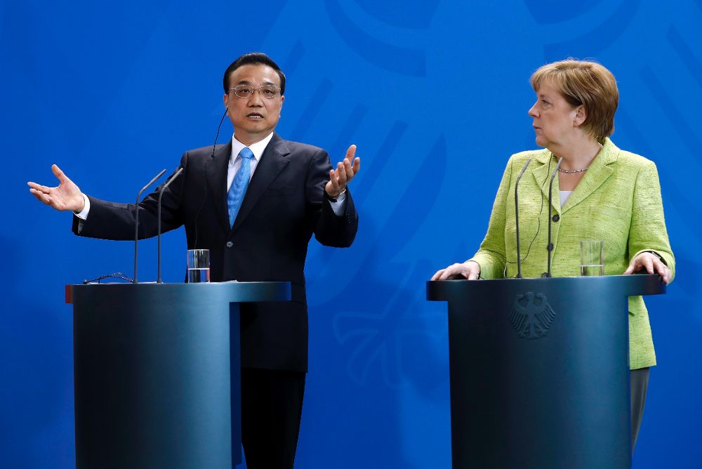 La canciller alemana, Angela Merkel, y el primer ministro chino, Li Keqiang.