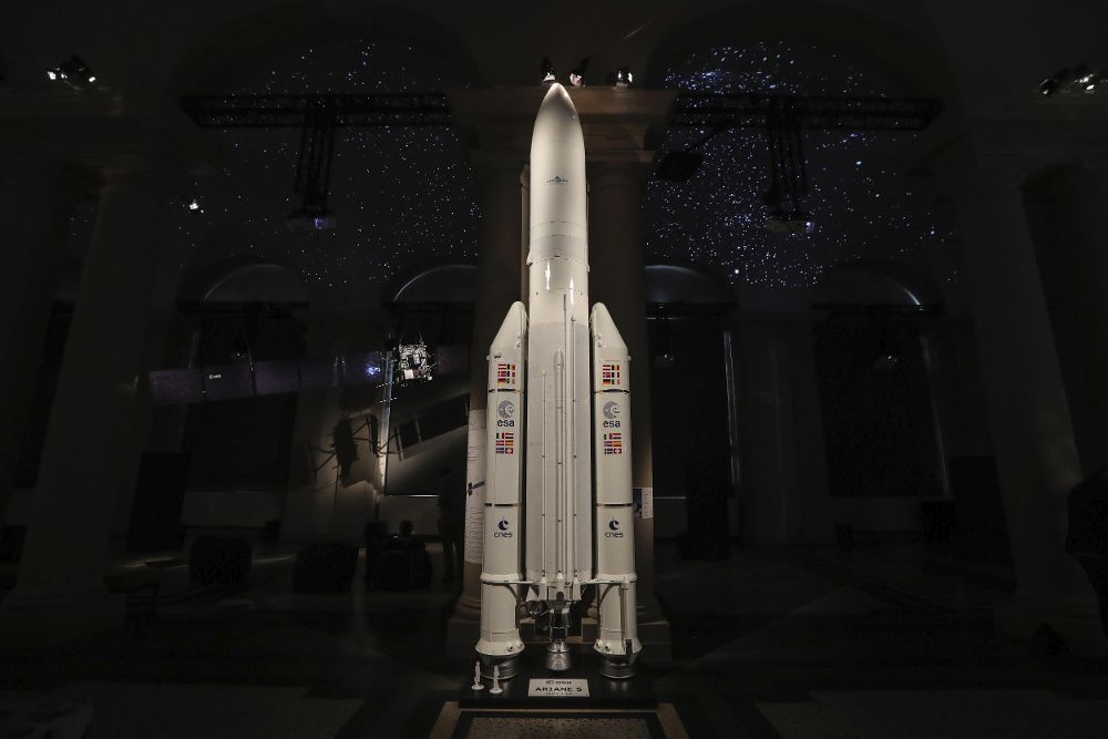 Vista de una réplica reducida del cohete "Ariane 5".