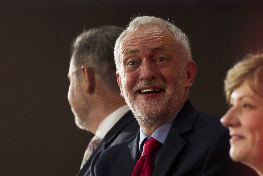El líder laborista Jeremy Corbyn sonríe.