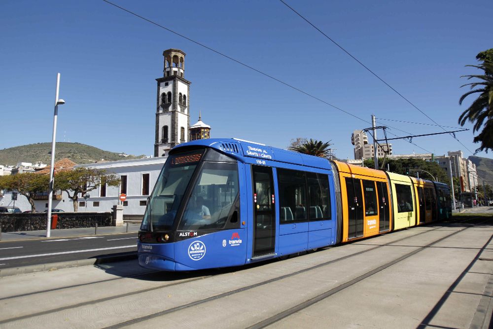 Imagen de uno de los tranvias que desde el 2 de junio de 2007 conecta Santa Cruz de Tenerife y La Laguna. Metropolitano realizará varias acciones con motivo del décimo aniversario de su puesta en funcionamiento.