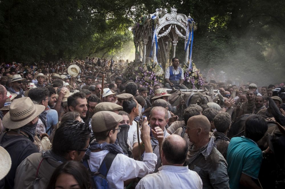 Cientos de peregrinos de la Hermandad de Huelva acompañan al Simpecado por el interior de Doñana.