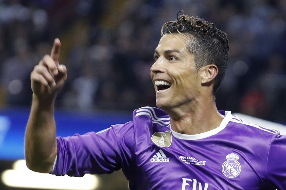 El delantero portugués del Real Madrid, Cristiano Ronaldo, celebra el tercer gol del equipo madridista, durante la final de la Liga de Campeones que disputan frente a la Juventus en el estadio Millennium de Cardiff.