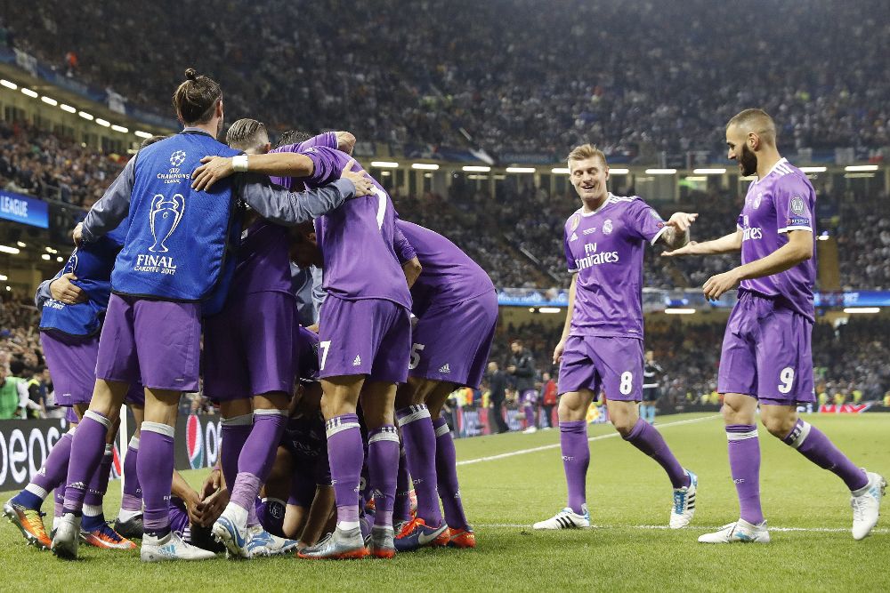 Los jugadores del Real Madrid celebran su segundo gol ante el Juventus, obra de Carlos Casemiro, en la final de la Liga de Campeones que se disputa en el estadio Millennium de Cardiff.