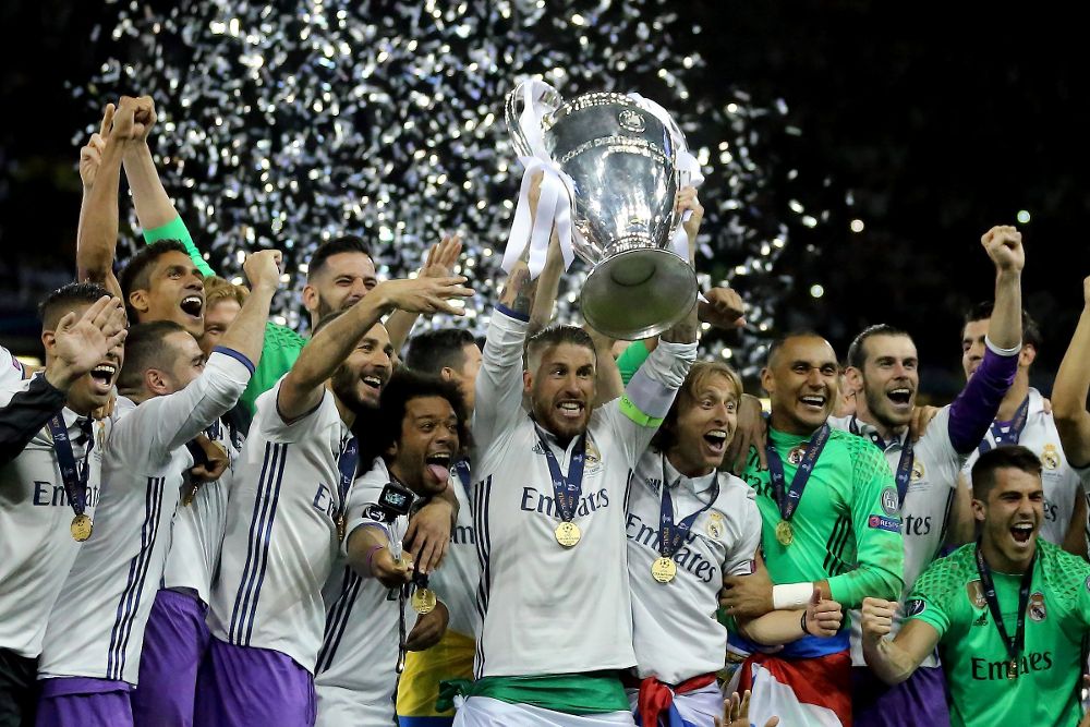 Real Madrid's defender Sergio Ramos lifts the trophy after winning the UEFA Champions League final between Juventus FC and Real Madrid at the National Stadium of Wales in Cardiff, Britain, 03 June 2017. (Liga de Campeones)