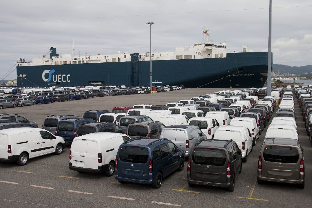 Decenas de coches a la espera de ser embarcados en el puerto de Vigo durante la primera de las ocho jornadas de huelga convocadas por los sindicatos de los estibadores.