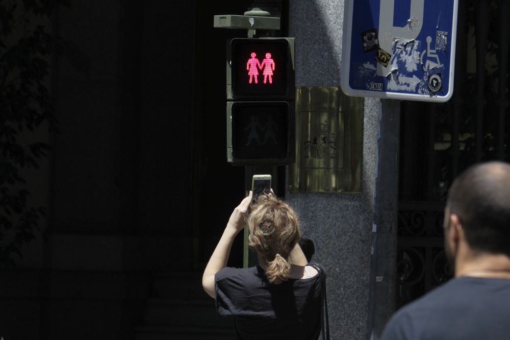 Los nuevos semáforos muestran diferentes figuras: mujeres ("paritario"), pareja de mujeres y pareja de hombres (denominados semáforos "inclusivos") y parejas mixtas ("igualitario").